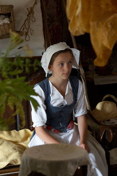 tudor servant clothes